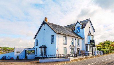 CARDIGANSHIRE - COASTAL VILLAGE HOTEL WITH SEA VIEWS