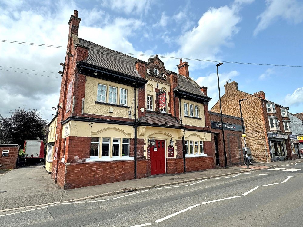 SOUTH YORKSHIRE - 4 BEDROOM TOWN CENTRE WET-LED PUBLIC HOUSE