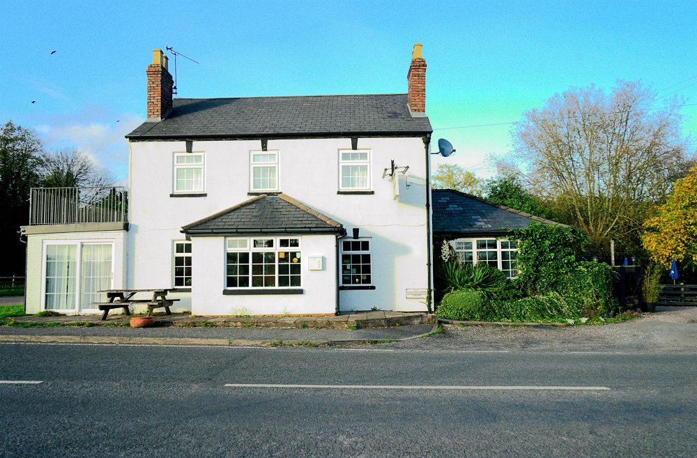 WORCESTERSHIRE, MALVERN HILLS - EXCELLENT OPPORTUNITY TO OPERATE PUBLIC HOUSE AND RESTAURANT AT WELL ESTABLISHED COUNTRY PUB