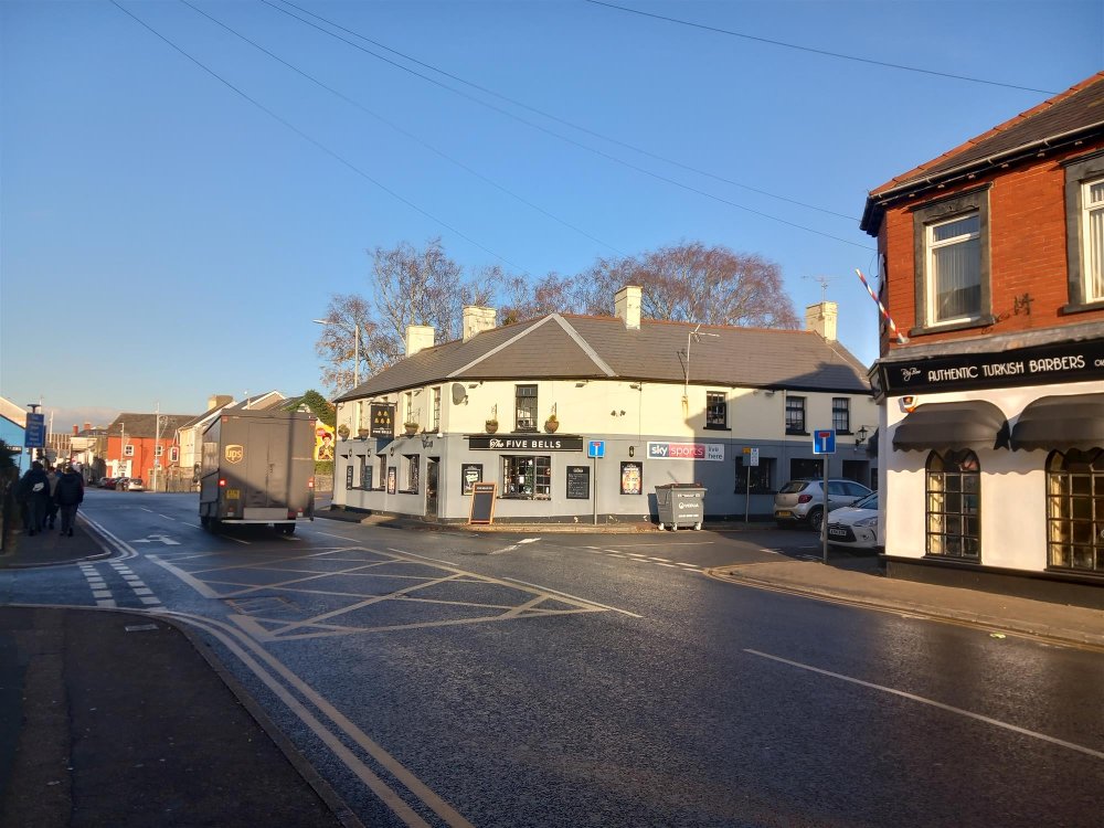 FIVE BELLS INN - LARGE FREEHOLD PROPERTY CLOSE TO MAJOR AIRPORT 