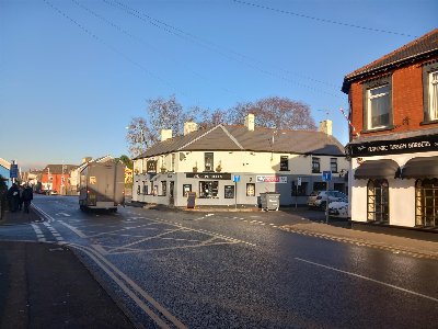 FIVE BELLS INN - LARGE FREEHOLD PROPERTY CLOSE TO MAJOR AIRPORT 