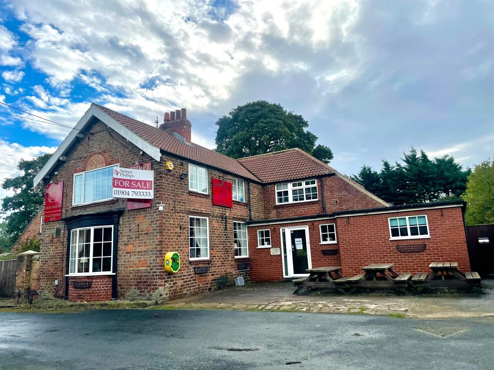 NORTH YORKSHIRE - THREE BEDROOM VILLAGE PUB WITH SIZEABLE PLOT
