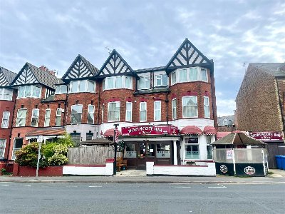 EAST YORKSHIRE - 10 BEDROOM SEASIDE TOWN HOTEL AND PUB