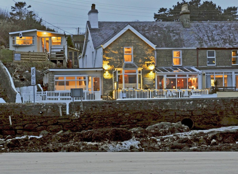 ISLE OF ANGLESEY – STUNNING BEACHFRONT GUEST HOUSE 