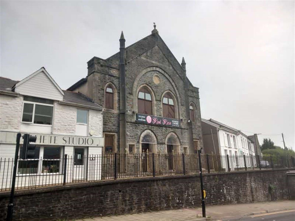 TONYPANDY - TOWN CENTRE RESTAURANT WITH SUBSTANTIAL ACCOMMODATION