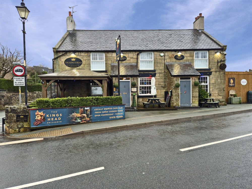 WREXHAM COUNTY BOROUGH - CHARMING VILLAGE PUB LOCATED ON A525