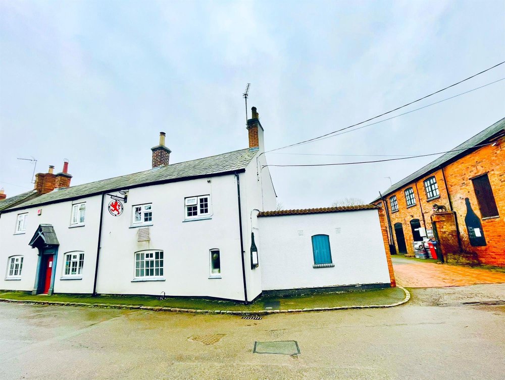 NORTHANTS/LEICESTERSHIRE BORDER  - PUB & RESTAURANT WITH BUILDING PLOT 