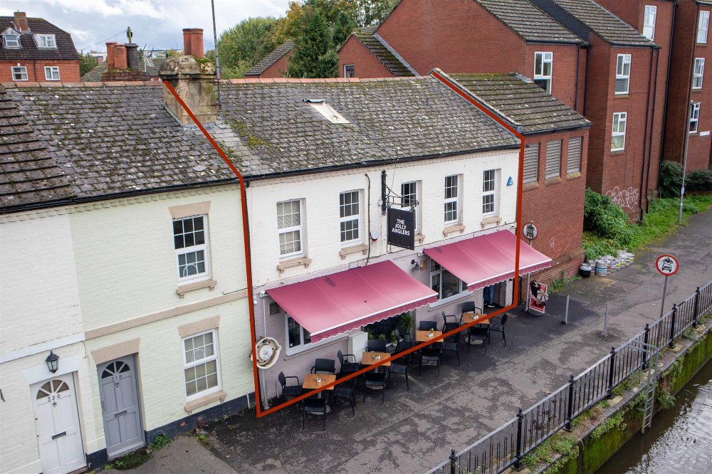 ** PRICED FOR QUICK SALE** BERKSHIRE - RIVERSIDE PUB & DEVELOPMENT OPPORTUNITY