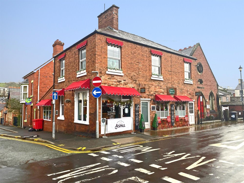 DENBIGHSHIRE - TOWN CENTRE WINE/TAPAS BAR
