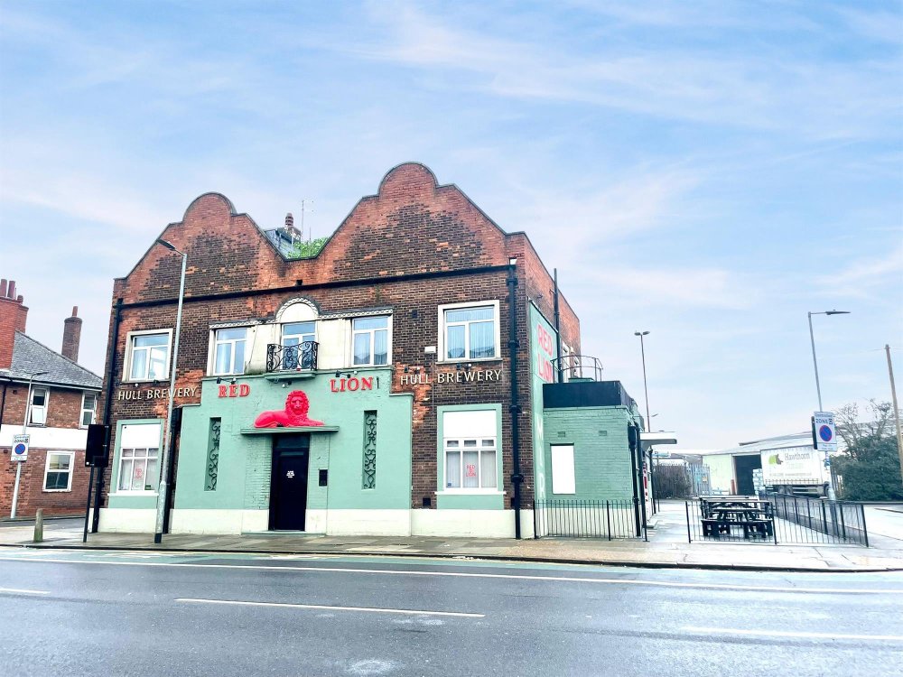 EAST YORKSHIRE - SIZEABLE THREE BEDROOM PUB WITH TWO ONE BEDROOM APARTMENTS