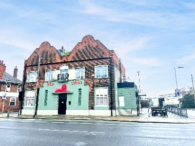 EAST YORKSHIRE - SIZEABLE THREE BEDROOM PUB WITH TWO ONE BEDROOM APARTMENTS