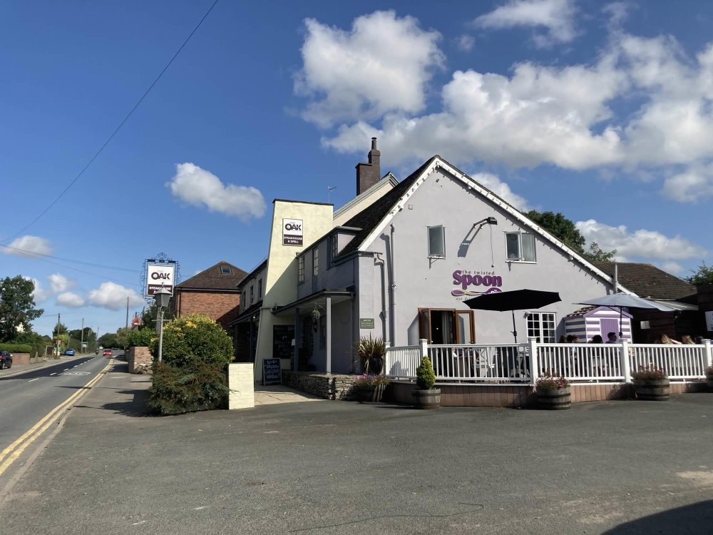 WORCESTERSHIRE – MAIN ROAD HIGH TRADING FREEHOUSE OPERATING AS A PUB/RESTAURANT AND COFFEE SHOP