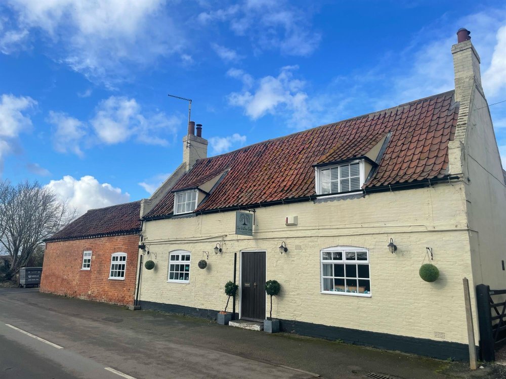 NOTTINGHAMSHIRE - THREE BEDROOM CHARACTER PUB & RESTAURANT