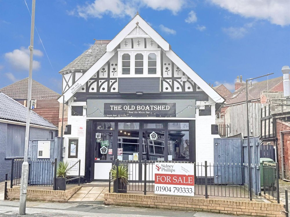 EAST YORKSHIRE - REAL ALE BAR 100 YARDS FROM THE BEACH