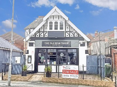 EAST YORKSHIRE - REAL ALE BAR 100 YARDS FROM THE BEACH