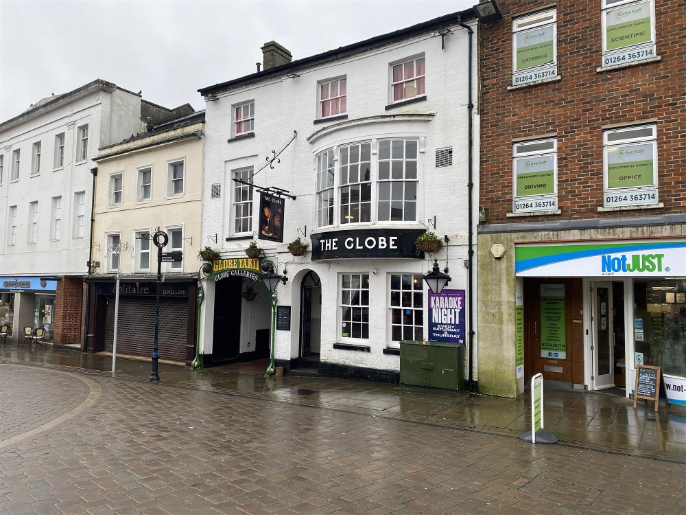 HAMPSHIRE - TOWN CENTRE FREE HOUSE WITH FUNCTION ROOM