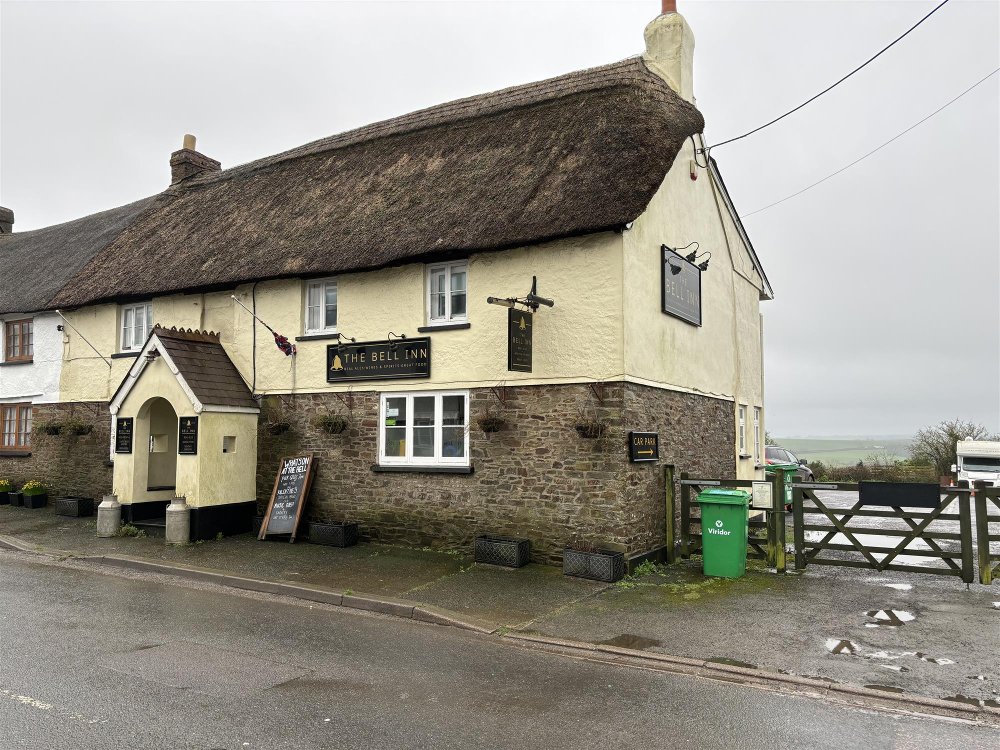 DEVON – CHARACTER THATCHED VILLAGE FREE HOUSE NEAR COAST