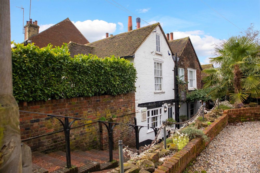 KENT - POPULAR PUB & EATERY IN BUSY TOWN