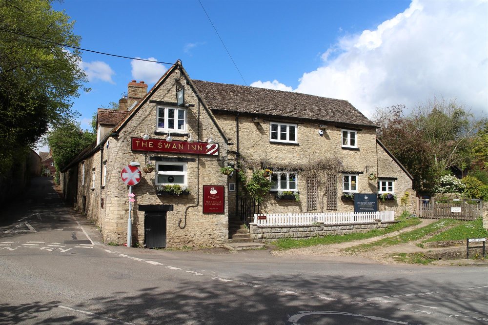 OXFORDSHIRE - ATTRACTIVE CHARACTER VILLAGE HIGH TRADING PUB/RESTAURANT