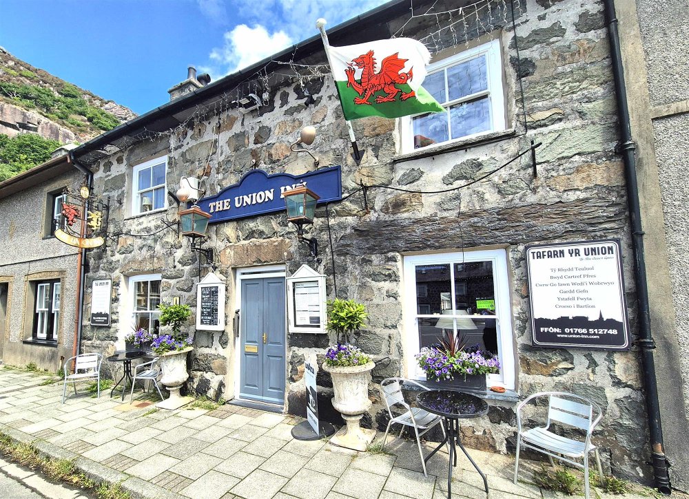 GWYNEDD - ESTABLISHED PUB/RESTAURANT LOCATED IN HISTORIC TOWN SQUARE