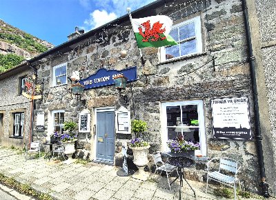 GWYNEDD - ESTABLISHED PUB/RESTAURANT LOCATED IN HISTORIC TOWN SQUARE
