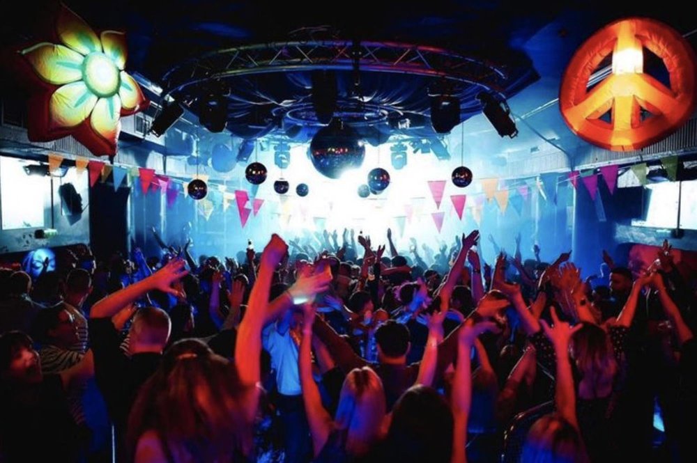 WORCESTERSHIRE – WELL-ESTABLISHED AND HUGELY PROFITABLE NIGHTCLUB IN BUSY MARKET TOWN