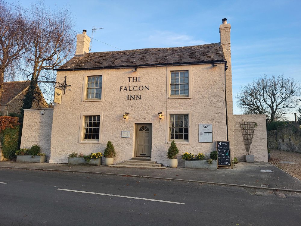 NORTHEAST COTSWOLDS (NEAR CIRENCESTER) - VILLAGE PUB & RESTAURANT