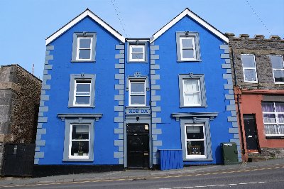 PEMBROKESHIRE - SUBSTANTIAL PUBLIC HOUSE IN BUSY TOWN CENTRE LOCATION OVERLOOKING MARINA