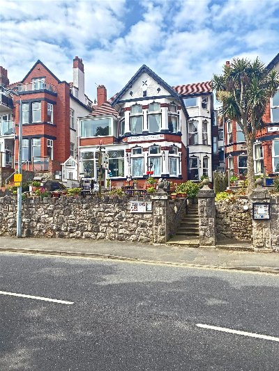 CONWY - 13 BEDROOM GUEST HOUSE IN CHARMING SEASIDE TOWN