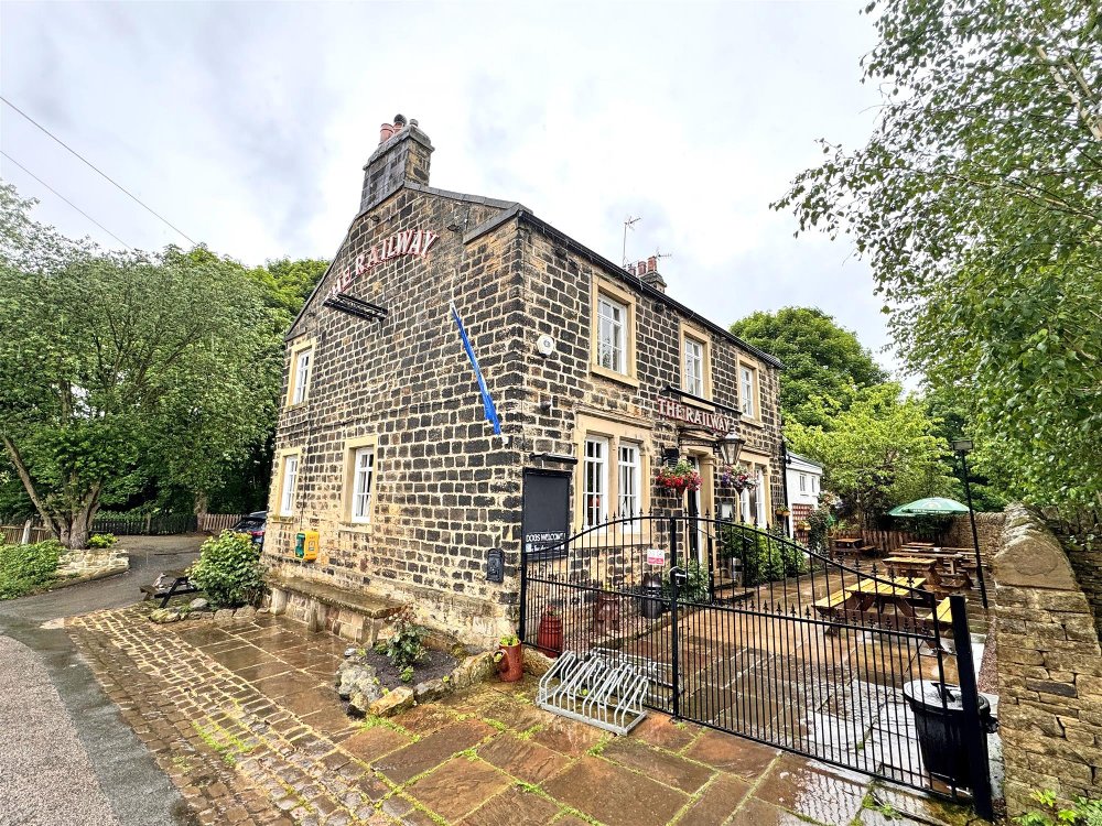 WEST YORKSHIRE - NORTH LEEDS VILLAGE PUB