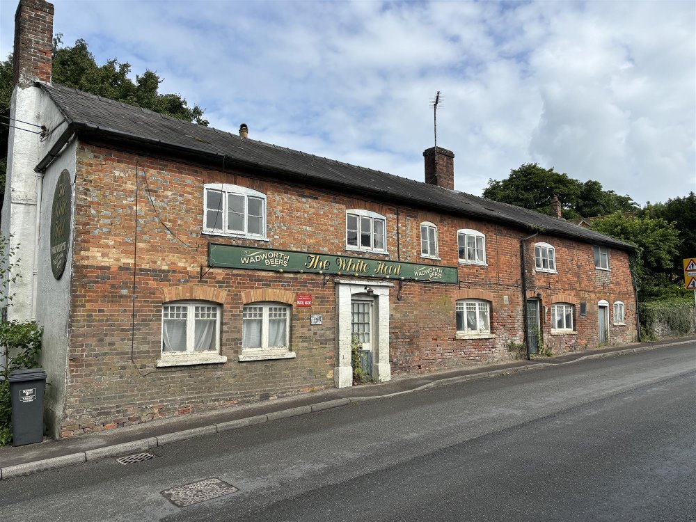 WILTSHIRE - ROADSIDE PUBLIC HOUSE IN THE VALE OF PEWSEY