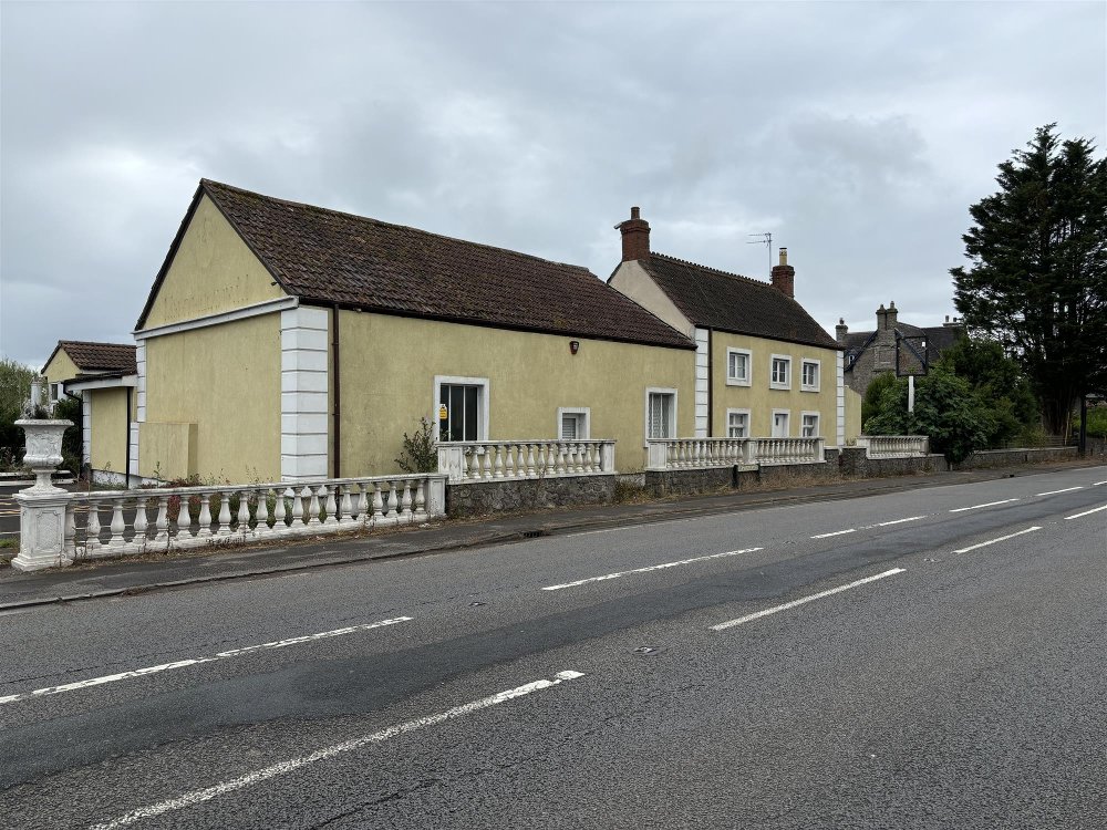 SOMERSET – PROMINENT ROADSIDE FREEHOUSE IN LARGE NORTH SOMERSET VILLAGE