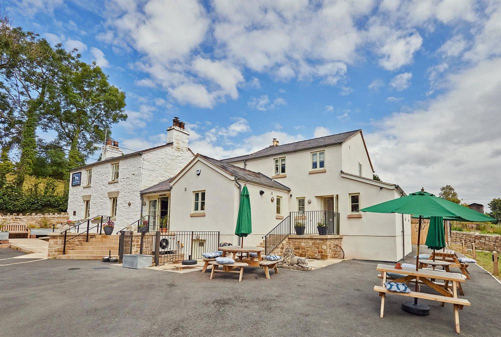 FLINTSHIRE - BEAUTIFULLY REFURBISHED COUNTRY PUB AND LETTING ACCOMODATION 