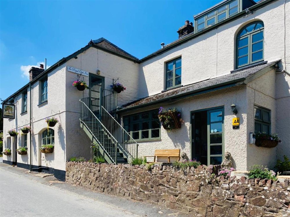 SOMERSET – ATTRACTIVE EXMOOR VILLAGE FREE HOUSE WITH LETTING ROOMS