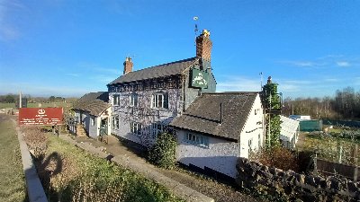 WARWICKSHIRE - CANALSIDE FREEHOUSE IN PROMINENT ROADSIDE LOCATION