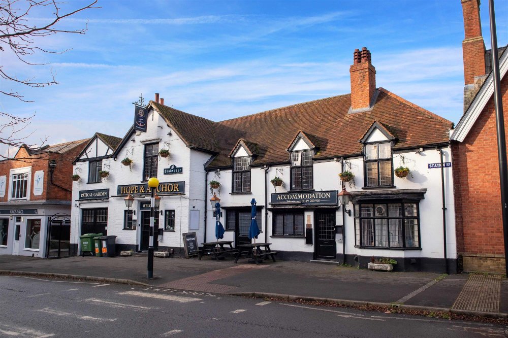 BERKSHIRE - PUB WITH PLANNING FOR FOUR BEDROOM HOUSE AND ADJOINING PUB