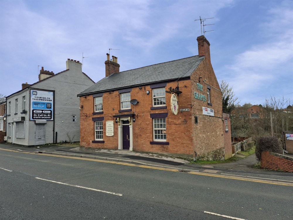 WREXHAM COUNTY BOROUGH - COMMUNITY PUBLIC HOUSE LOCATED ON BUSY MAIN ROAD