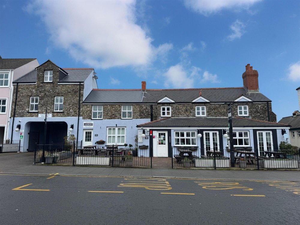 PEMBROKESHIRE - BUSY 22 BEDROOM PRIVATE HOTEL APPOINTED TO AN EXCELLENT STANDARD THROUGHOUT WITH WELL-ESTABLISHED PROFITABLE TRADE OR BUSINESS