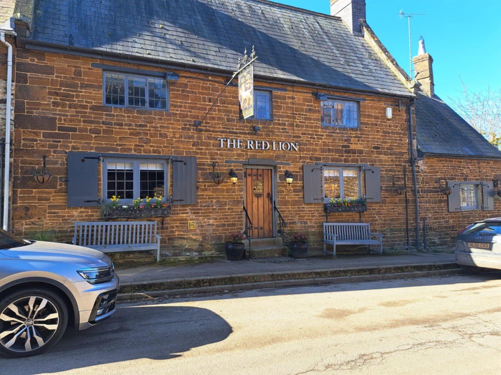 OXFORDSHIRE/NORTHAMPTONSHIRE BORDER – QUINTESSENTIAL FOOD LED PUB WITH ACCOMMODATION AND SHOP PREMISES