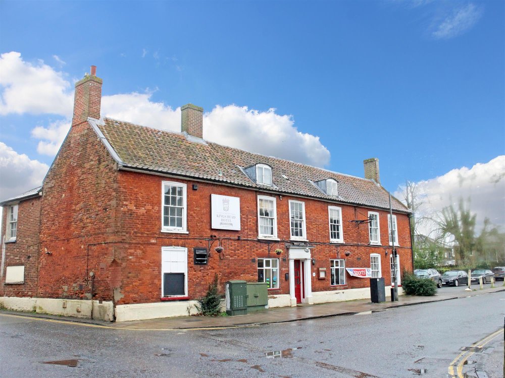 NORFOLK - 12 BEDROOM TOWN CENTRE HOTEL WITH LARGE BEER GARDEN AND CAR PARK