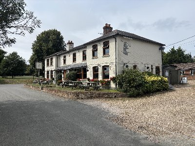 BERKSHIRE – CHARMING COUNTRY FREEHOUSE IN BERKSHIRE DOWNS A34 AND M4 CORRIDOR