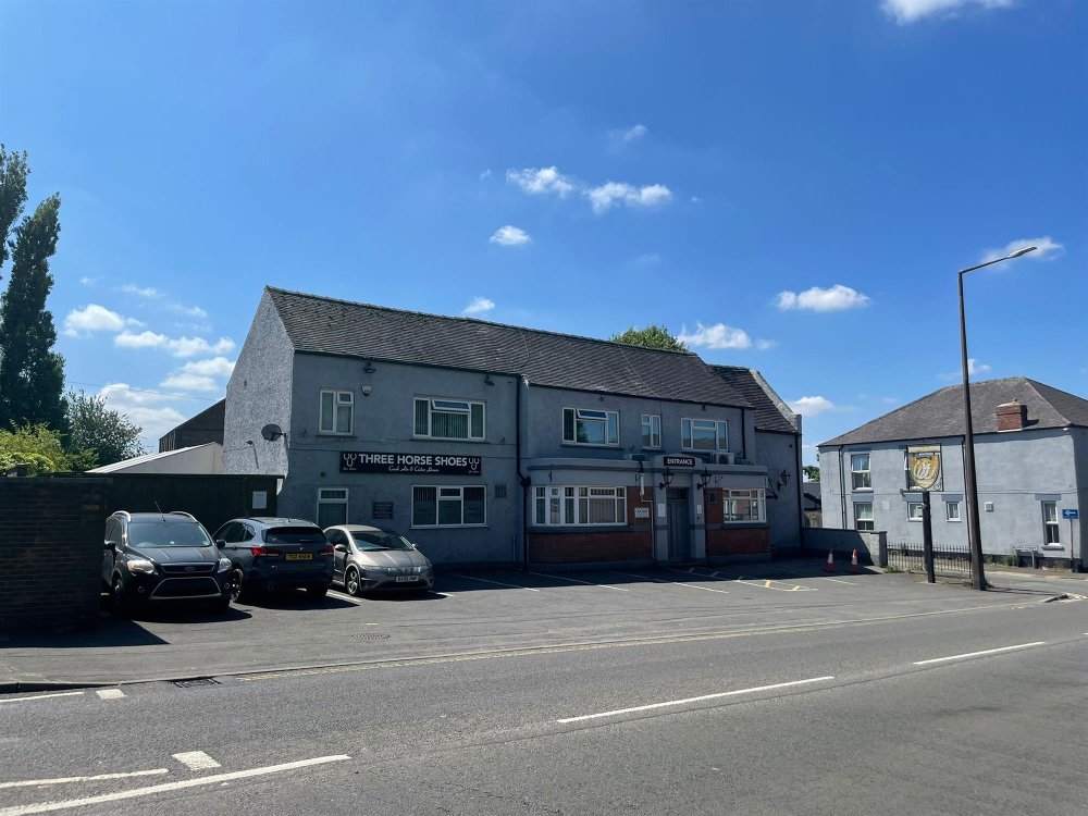 DERBYSHIRE - DETACHED PUB WITH CAR PARK AND SIZEABALE COURTYARD BAR/OUTBUILDING