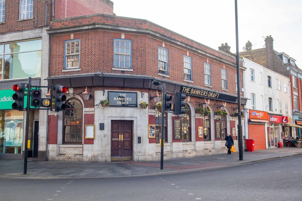 ELTHAM, LONDON - HIGH STREET PUB WITH FLAT