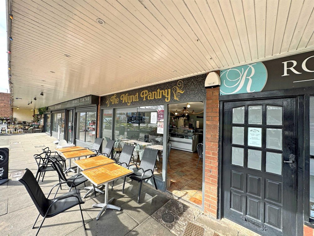 NORTH YORKSHIRE - SEASIDE CAFE IN POPULAR VILLAGE