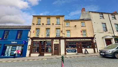 PEMBROKESHIRE – SUBSTANTIAL HOTEL ON BUSY MAIN STREET CLOSE TO MAJOR TOURIST ATTRACTION
