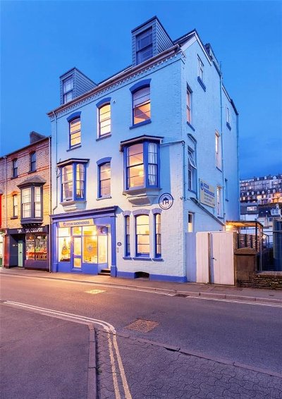 DEVON – INDEPEDENT TOWN CENTRE HOSTEL IN PICTURESQUE SEASIDE RESORT
