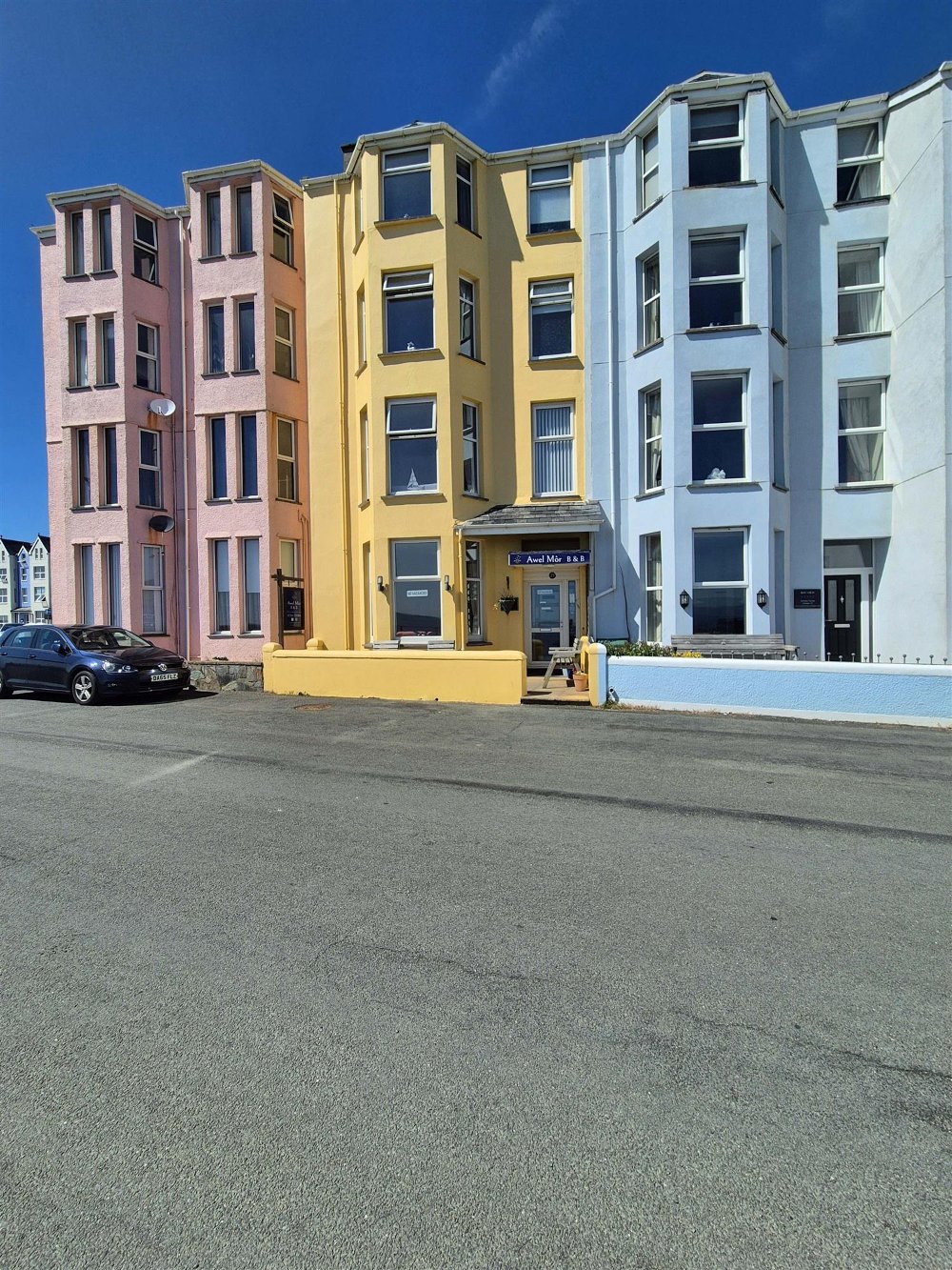 GWYNEDD - 11 BEDROOM SEAFRONT GUESTHOUSE IN POPULAR TOURIST TOWN 