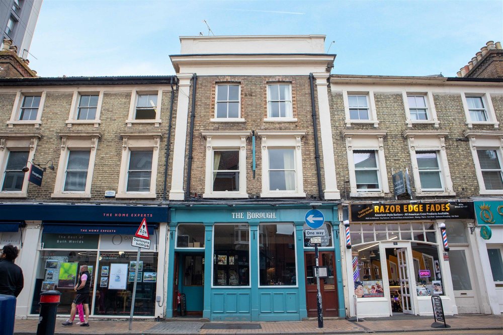 BERKSHIRE - FREEHOLD TOWN CENTRE BAR AND RESTAURANT