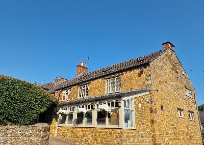 NORTHAMPTONSHIRE -  5 BEDROOM PUB and RESTAURANT IN SOUGHT AFTER VILLAGE