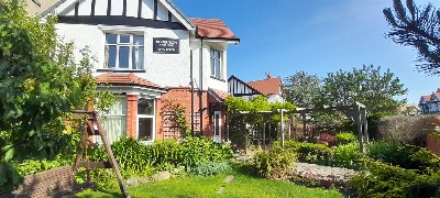 CONWY - DETACHED SIX BEDROOM GUEST HOUSE IN THE SEASIDE TOWN OF LLANDUDNO